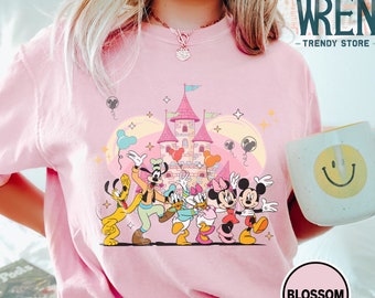 Maglietta retrò Disney Mickey And Friends Balloons Comfort Color, Maglietta colorata Disney, Disney Magical Kingdom, Maglietta Disney, Viaggio Disney 2024