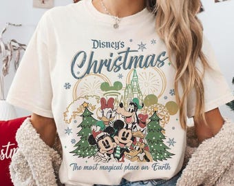 Camiseta Comfort Colors® con árbol de Navidad y amigos, camiseta navideña bonita, regalo de Navidad, camiseta navideña para enamorados, camiseta con árbol de Navidad