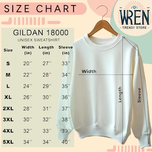 Pu&ograve; includere: Una tazza di ceramica bianca con manico nero e la scritta "But First, Coffee" in grassetto nero. La tazza &egrave; posta su uno sfondo neutro, che ne evidenzia il design semplice.
