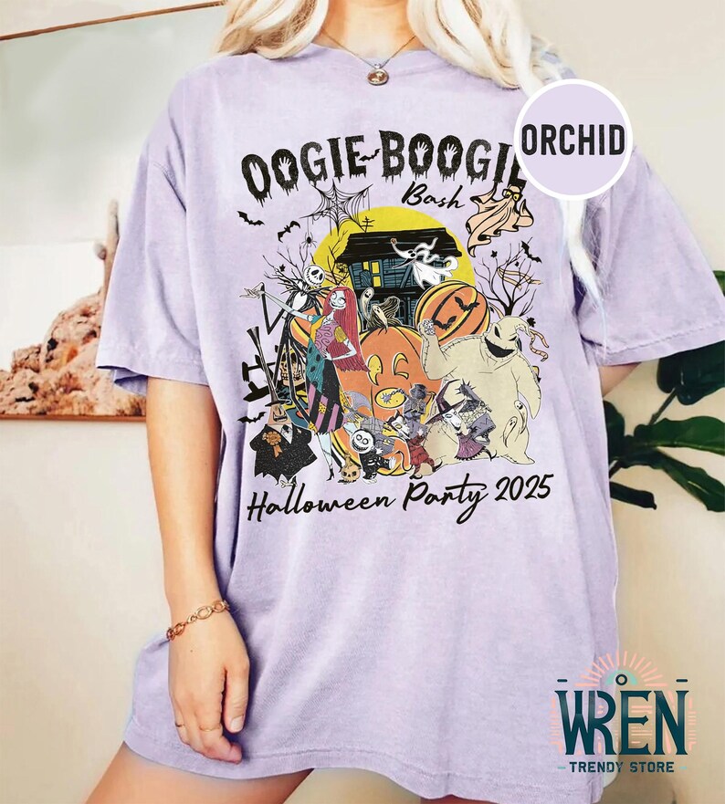 Puede incluir: Camiseta lila claro con un dise&ntilde;o de Halloween. El gr&aacute;fico incluye el texto "Oogie Boogie Bash" y "Halloween Party 2025", junto con ilustraciones de personajes como Jack Skellington y Sally.