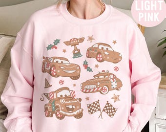 Retro Lightning McQueen Mater Sally Doc Hudson Cars Lebkuchen Weihnachten Shirt, Disney Cars Weihnachtsfeier 2025 Shirt, Autos Familie Urlaub