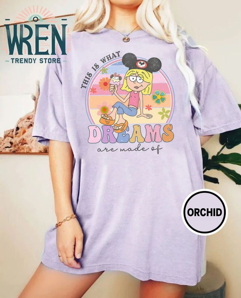 Puede incluir: Una camiseta morada con un gr&aacute;fico retro de un personaje de dibujos animados con orejas de Mickey Mouse y sosteniendo un cono de helado. El gr&aacute;fico est&aacute; rodeado de un c&iacute;rculo con el texto "This is what dreams are made of".