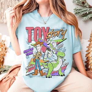 Camiseta retrô Comfort Colors Disney Toy Story 1995, camiseta Woody Buzz Lightyear Rex, Disney Pixar Fest, camiseta para viagem de férias em família à Disneylândia WDW imagem 7