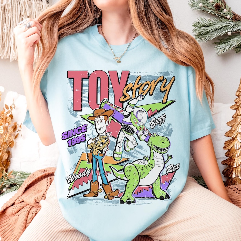 Camiseta retrô Comfort Colors Disney Toy Story 1995, camiseta Woody Buzz Lightyear Rex, Disney Pixar Fest, camiseta para viagem de férias em família à Disneylândia WDW imagem 7