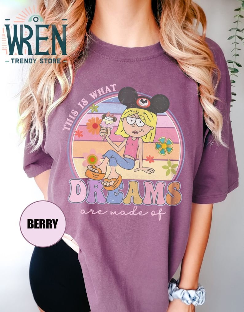 Puede incluir: Camiseta morada con un gr&aacute;fico de estilo retro de una ni&ntilde;a de dibujos animados con orejas de Mickey Mouse y sosteniendo un cono de helado. El gr&aacute;fico dice "This is what dreams are made of".