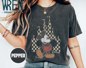 Retro Disney Klassiker Micky Maus Pose Komfort Farben Shirt, Vintage Disney Mickey Shirt, Disneyland Urlaub Urlaub Shirt, Disney Shirt