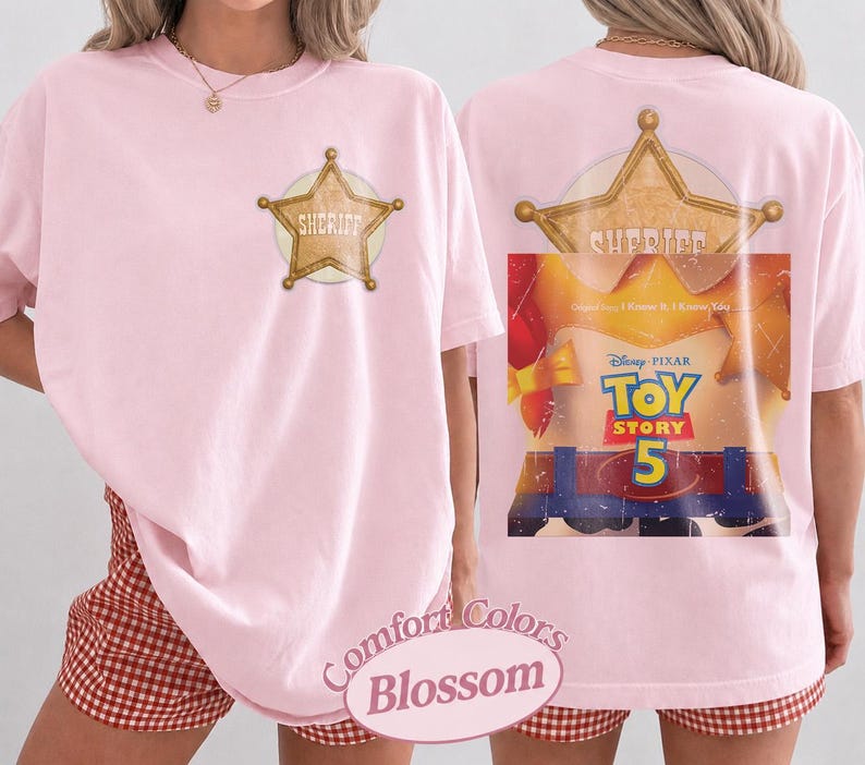 Puede incluir: Una camiseta rosa claro con una estrella de sheriff dorada en el pecho izquierdo. La parte trasera muestra un gr&aacute;fico grande de una insignia de sheriff sobre el logo de Disney Pixar Toy Story 5, que incluye un sombrero amarillo, pa&ntilde;uelo rojo y cintur&oacute;n azul.