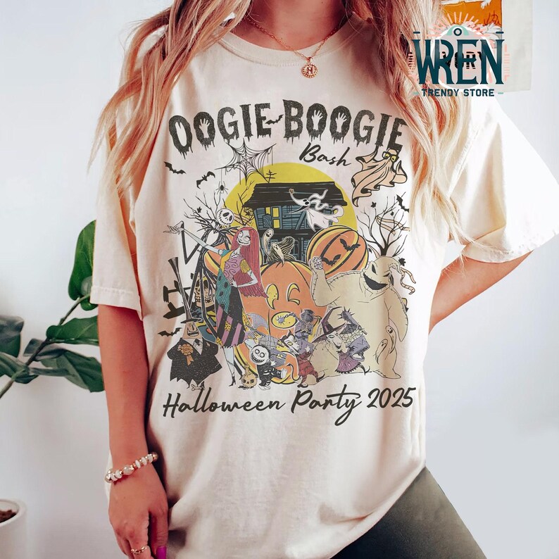 Puede incluir: Camiseta color crema con un dise&ntilde;o tem&aacute;tico de Halloween. El dise&ntilde;o presenta el texto "Oogie Boogie Bash" y "Halloween Party 2025" con ilustraciones de Jack Skellington, Sally y otros personajes de Pesadilla antes de Navidad.