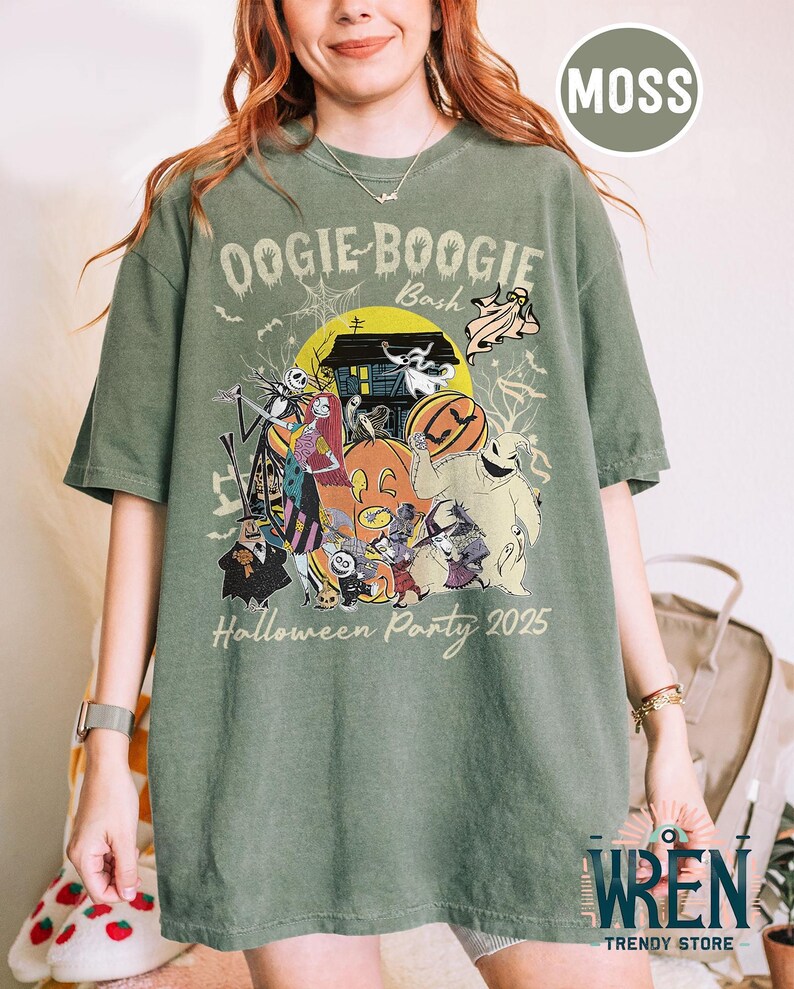 Puede incluir: Camiseta verde musgo con un dise&ntilde;o de Halloween. El dise&ntilde;o incluye el texto "Oogie Boogie Bash" y "Halloween Party 2025". El gr&aacute;fico presenta a Jack Skellington y otros personajes. La camiseta es de Wren Trendy Store.