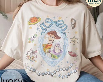Aquarell Coquette Bow Buzz Lightjahre und Woody T-Shirt, Disney Pixar Toy Story To Infinity & Darüber hinaus T-Shirt, Disneyland Familienreise 2025 Shirt