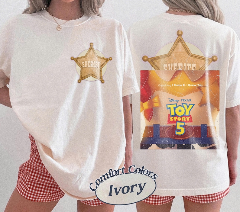 Puede incluir: Una camiseta color marfil con un gr&aacute;fico de estrella de sheriff dorada en el pecho izquierdo. La parte posterior muestra una gran estrella de sheriff dorada sobre un gr&aacute;fico de Toy Story 5, con el texto Disney Pixar Toy Story 5 e I Knew It, I Knew You.