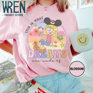 Puede incluir: Camiseta rosa con un gr&aacute;fico retro de una ni&ntilde;a de dibujos animados con orejas de Mickey Mouse y sosteniendo un cono de helado. El gr&aacute;fico dice "This is what dreams are made of".