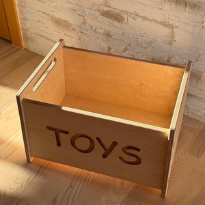 Caja de juguetes de madera hecha a mano con asas - Diseño grabado &quot;TOYS&quot;