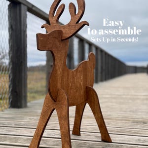 Reno de madera rústica: decoración navideña para el jardín