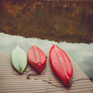 TROIS KAYAKS. Art de la maison du lac. Impression d’art de cabine. Décor du lac . Paysage d'automne