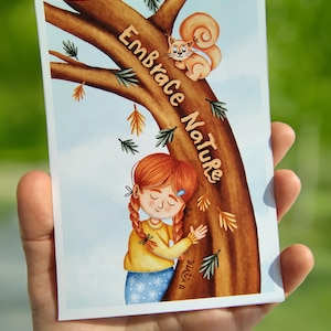 Stampa con citazione "Abbraccia la natura", Decorazione da parete e biglietto d'auguri con ragazza carina che abbraccia un albero, Stampa ispiratrice sulla natura, Stampa artistica stravagante che abbraccia gli alberi
