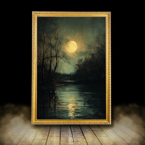 Könnte beinhalten: Ein gerahmtes Gemälde, das eine Mondscheinszene mit einem Vollmond zeigt, der sich in einem stillen See spiegelt. Die Bäume sind vor dem Nachthimmel silhouettiert.