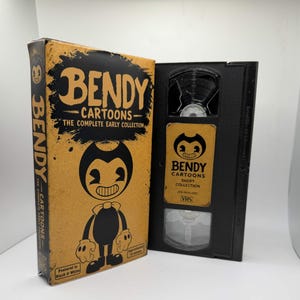 Peut inclure: Un coffret et une cassette VHS "Bendy Cartoons". La boîte est beige avec du texte noir et une illustration de personnage de dessin animé. La cassette VHS est noire avec une étiquette beige. Le texte sur la boîte indique "The Complete Early Collection."