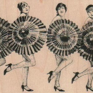 Puede incluir: Un grabado en madera que presenta cuatro figuras de estilo vintage. Cada figura está representada con un gran abanico circular y lleva una diadema y tacones. Las figuras están en una pose de baile, con una pierna levantada.