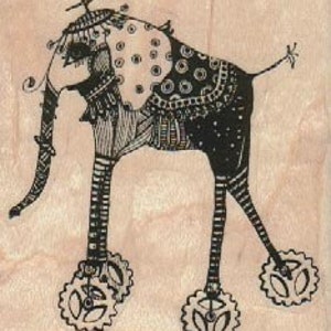 Può includere: Illustrazione in bianco e nero di un elefante con ruote sulle gambe. L'elefante indossa un copricapo decorativo e una coperta a motivi.