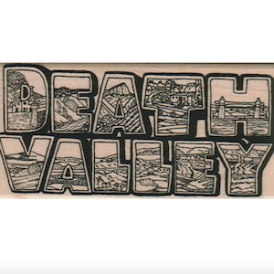 Può includere: Un timbro in legno con la scritta "DEATH VALLEY" in grandi lettere nere. Ogni lettera è riempita con dettagliate illustrazioni in bianco e nero di paesaggi e monumenti. Il timbro è rettangolare e presenta una venatura naturale del legno.