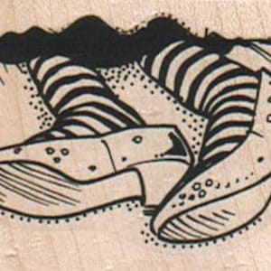 Może przedstawiać: Para czarno-białych, paskowanych butów z ostrym noskiem i małym obcasem. Buty leżą na boku, z obcasami skierowanymi do góry.