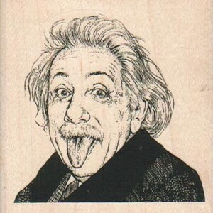 Könnte beinhalten: Eine Schwarzweiß-Zeichnung von Albert Einstein, der die Zunge herausstreckt. Die Zeichnung befindet sich auf einer Holzoberfläche.