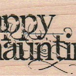 Puede incluir: Un sello de goma de estilo vintage con el texto "happy haunting" en una fuente negra con adornos decorativos.
