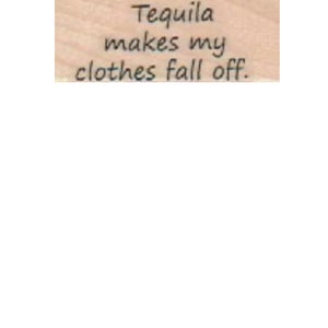 Könnte beinhalten: Ein Holzschild mit dem Satz "Tequila makes my clothes fall off" in schwarzer, handschriftlicher Schrift. Das Schild hat einen hellbraunen Hintergrund.