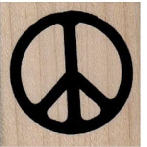 Könnte beinhalten: Ein schwarzes Friedenssymbol auf einem Holzgrund.