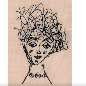 Pode incluir: Um desenho a traço preto e branco do rosto de uma mulher com um penteado abstrato. O rosto tem uma expressão suave, com pequenos pontos nas bochechas e um colar. A obra de arte está em um fundo bege claro.