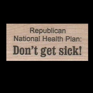 Peut inclure: Une pancarte en bois avec le texte "Republican National Health Plan: Don't get sick!"