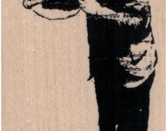 Puede incluir: Una ilustración en blanco y negro de una persona sosteniendo una maleta. La persona lleva una camisa de manga larga y pantalones. La maleta tiene un asa y una cerradura.