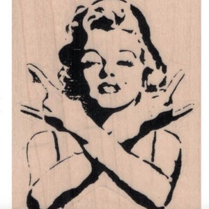 Puede incluir: Silueta en blanco y negro de una mujer con los brazos cruzados frente a ella. Su cabello está peinado en una clásica ola de Hollywood.