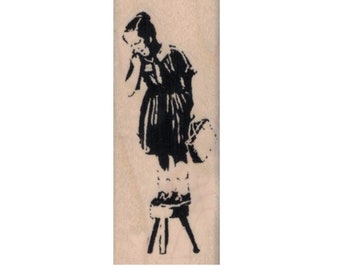 Puede incluir: Silueta en blanco y negro de una persona de pie sobre un taburete, sosteniendo una bolsa. La persona lleva un vestido y tiene la cabeza gacha.