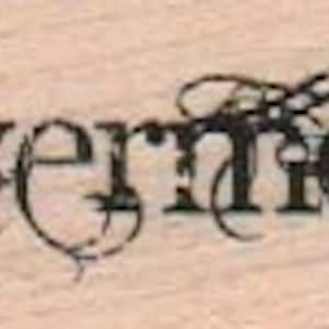 Puede incluir: Un sello de madera decorativo con la palabra "nevermore" en una fuente estilizada con adornos ornamentados.