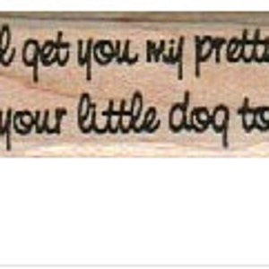 Może przedstawiać: Drewniany stempel z tekstem "Dostanę cię, moja piękna, i twojego małego pieska też!"