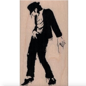 Pode incluir: Silhueta em preto e branco de uma pessoa com chapéu e jaqueta, realizando um movimento de dança com uma perna levantada.