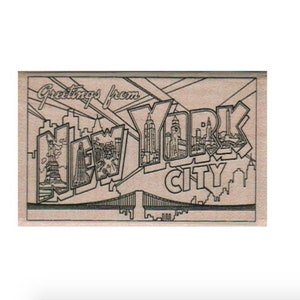 Può includere: Un'illustrazione in bianco e nero di una cartolina con il testo "Greetings from New York City" e uno skyline della città.