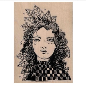 Può includere: Un'illustrazione in bianco e nero di una donna con i capelli ricci che indossa una corona di foglie e una camicia a scacchi.