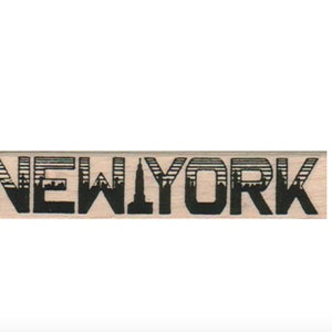 Può includere: Un timbro in gomma nero e bianco con la parola "NEW YORK" in un carattere stilizzato. Le lettere sono riempite con una silhouette di città.