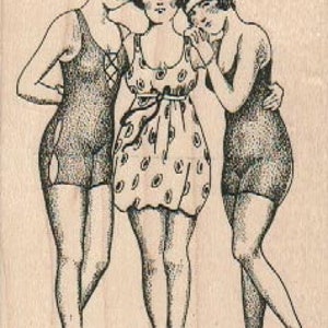 Puede incluir: Tres mujeres con trajes de baño vintage de la década de 1920. Las mujeres llevan trajes de baño negros y blancos con diferentes patrones. La mujer del medio lleva un traje de baño con estampado de lunares.