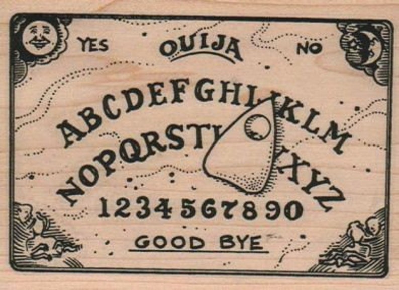 Puede incluir: Un tablero de Ouija de madera con letras negras y una planchette. El tablero presenta el alfabeto, los n&uacute;meros del 1 al 9 y el 0, y las palabras "S&iacute;", "No", "Adi&oacute;s" y "Ouija".