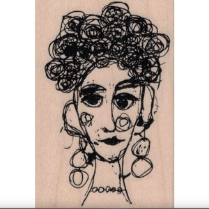 Op de afbeelding: Zwart-witte lijntekening van een vrouwengezicht met krullend haar, grote oorbellen en een ketting. De vrouw glimlacht.