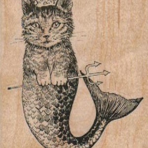 Op de afbeelding: Een zwart-witte illustratie van een kattenmeermin met een kroon op haar hoofd die een drietand vasthoudt.