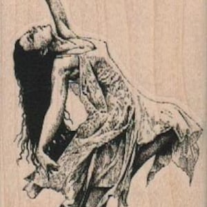 Puede incluir: Un dibujo en blanco y negro de una mujer con un vestido fluido, bailando con los brazos levantados por encima de su cabeza.