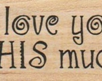 Könnte beinhalten: Ein Stempel aus Holz mit dem Text "I love you this much" in einer dekorativen Schriftart. Die Wörter "love" und "much" sind mit Schnörkeln verziert.