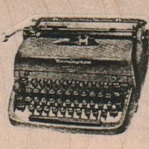 Pode incluir: Uma máquina de escrever vintage preta Remington com uma placa de identificação prateada. A máquina de escrever tem um layout de teclado padrão com teclas para letras, números e pontuação.