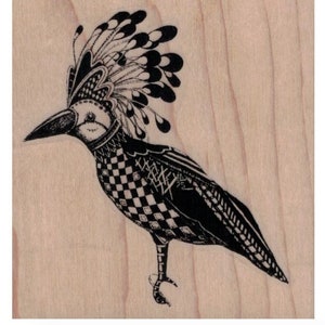 Könnte beinhalten: Schwarz-weiße dekorative Vogelzeichnung. Der Vogel hat ein Schachbrettmuster auf der Brust und eine detaillierte Federkrone. Das Bild ist auf einer hellen Holzoberfläche gedruckt, die die komplizierten Details der Illustration zeigt.