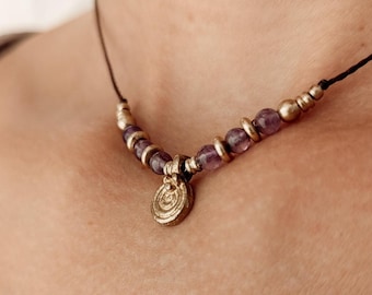 Amethyst Edelstein Halskette &#39;Ilana&#39; Elegante Boho Chic Makramee Choker Goldener Messing Anhänger Handgemacht Individuell Geschenk Siralome